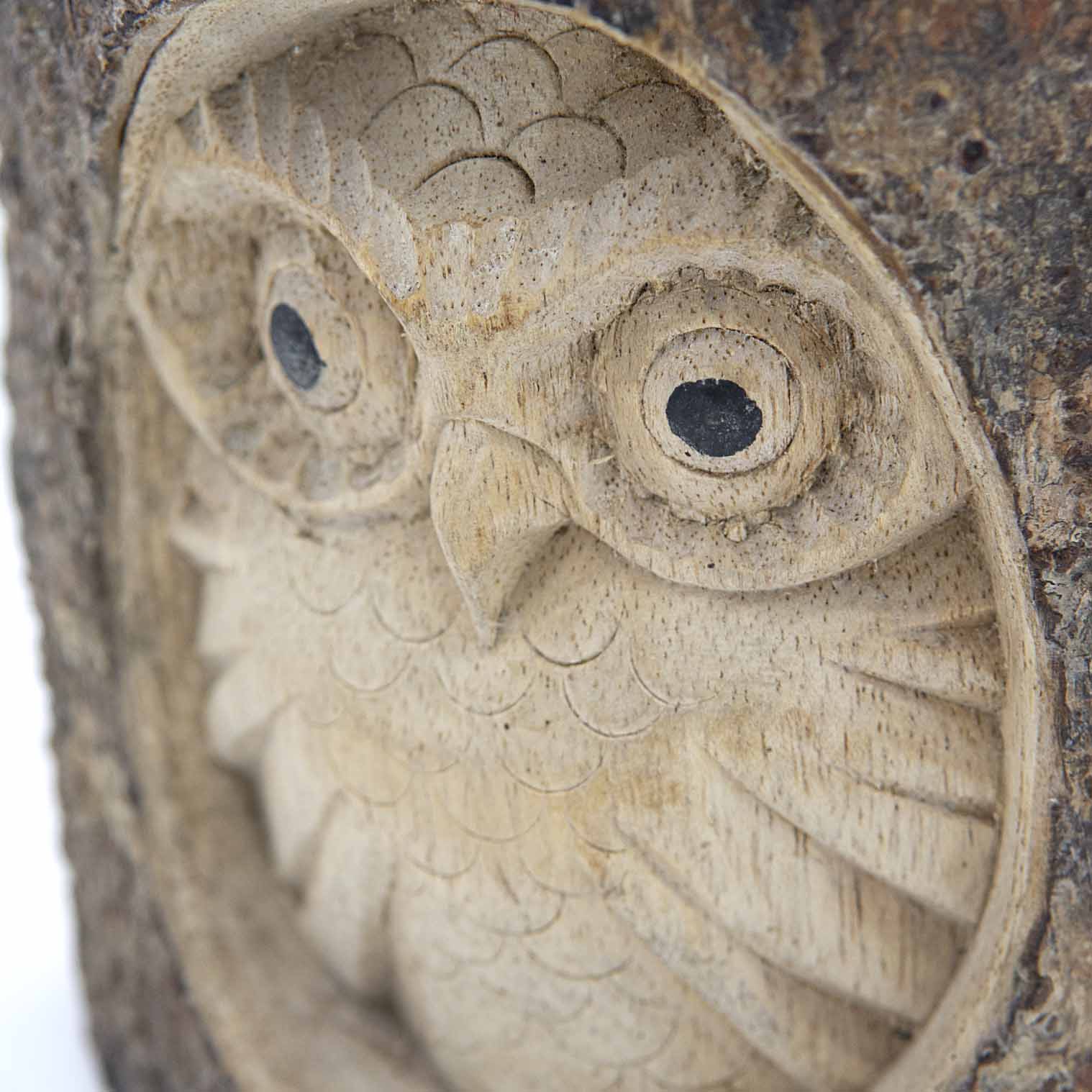 Hibou sculpté dans une section de bûche