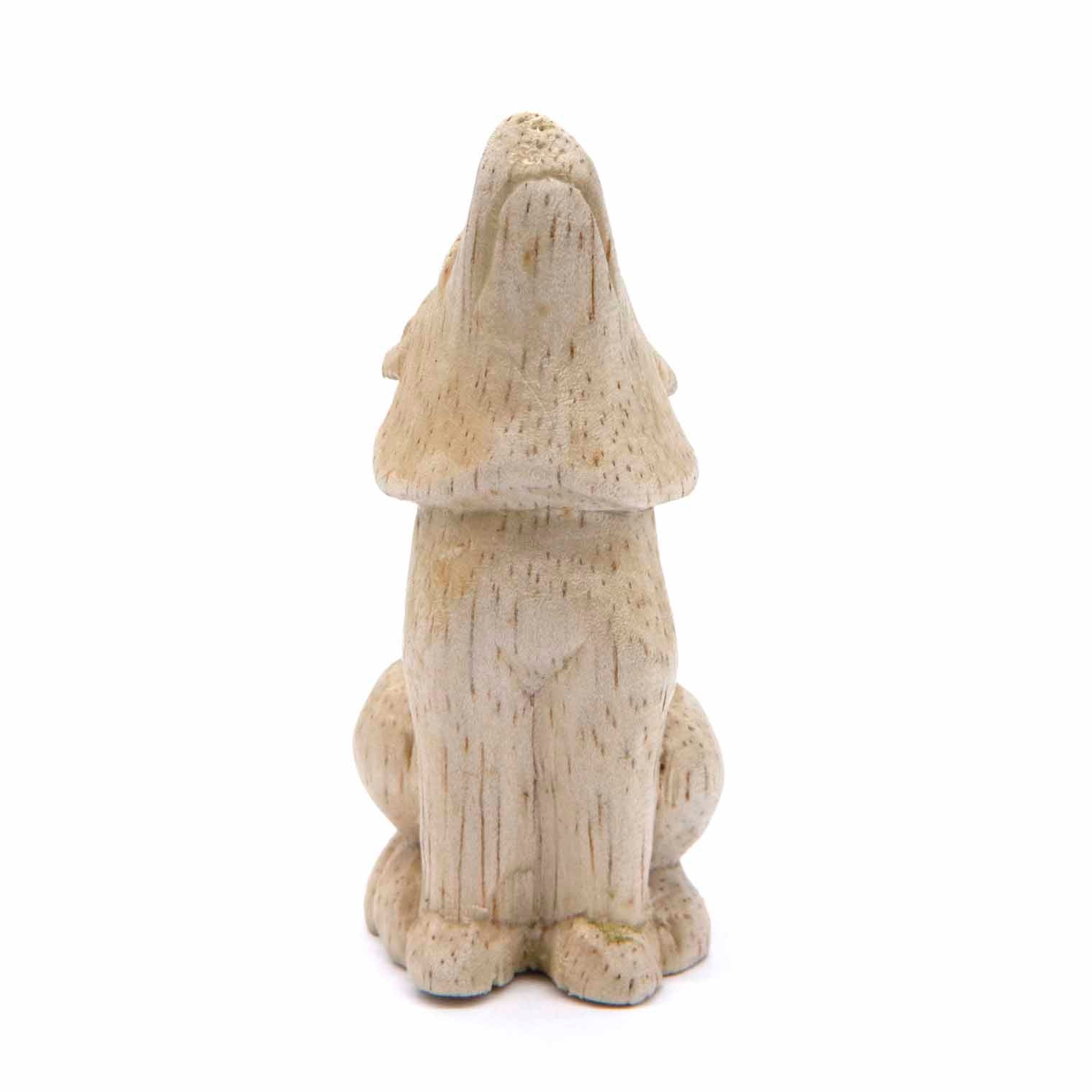 Petite sculpture de loup hurlant