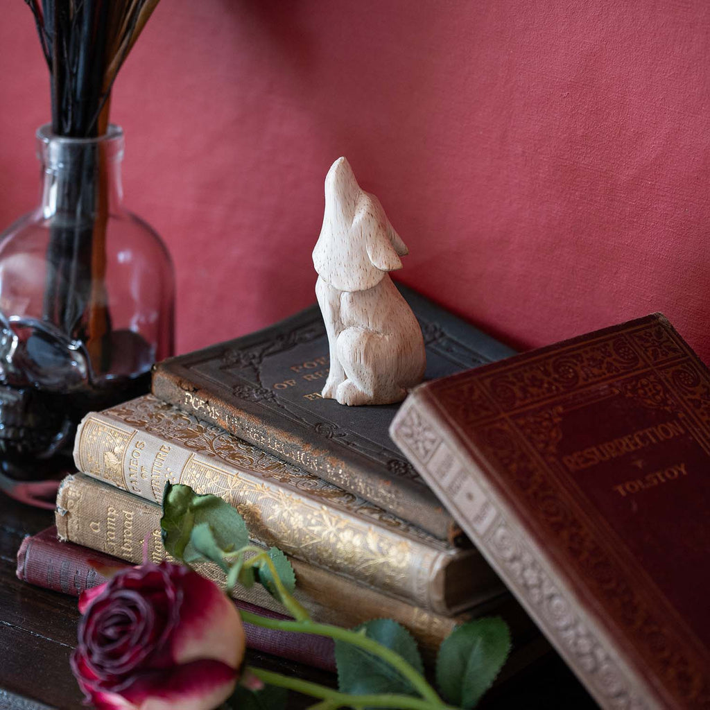 Petite sculpture de loup hurlant