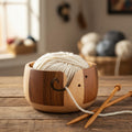 Bol à laine en bois rayé avec fente en spirale