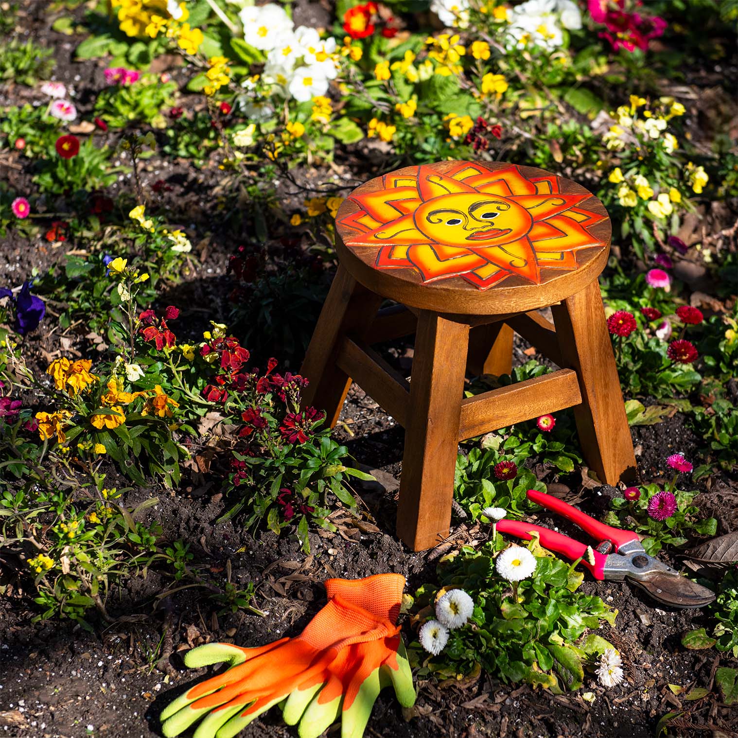 Tabouret en bois de Samanea sculpté à motif de soleil